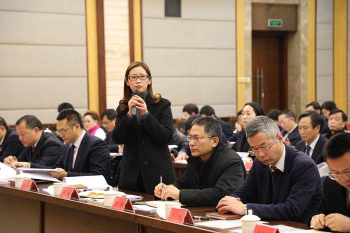 市纪委委员向述责述廉的党政一把手提问