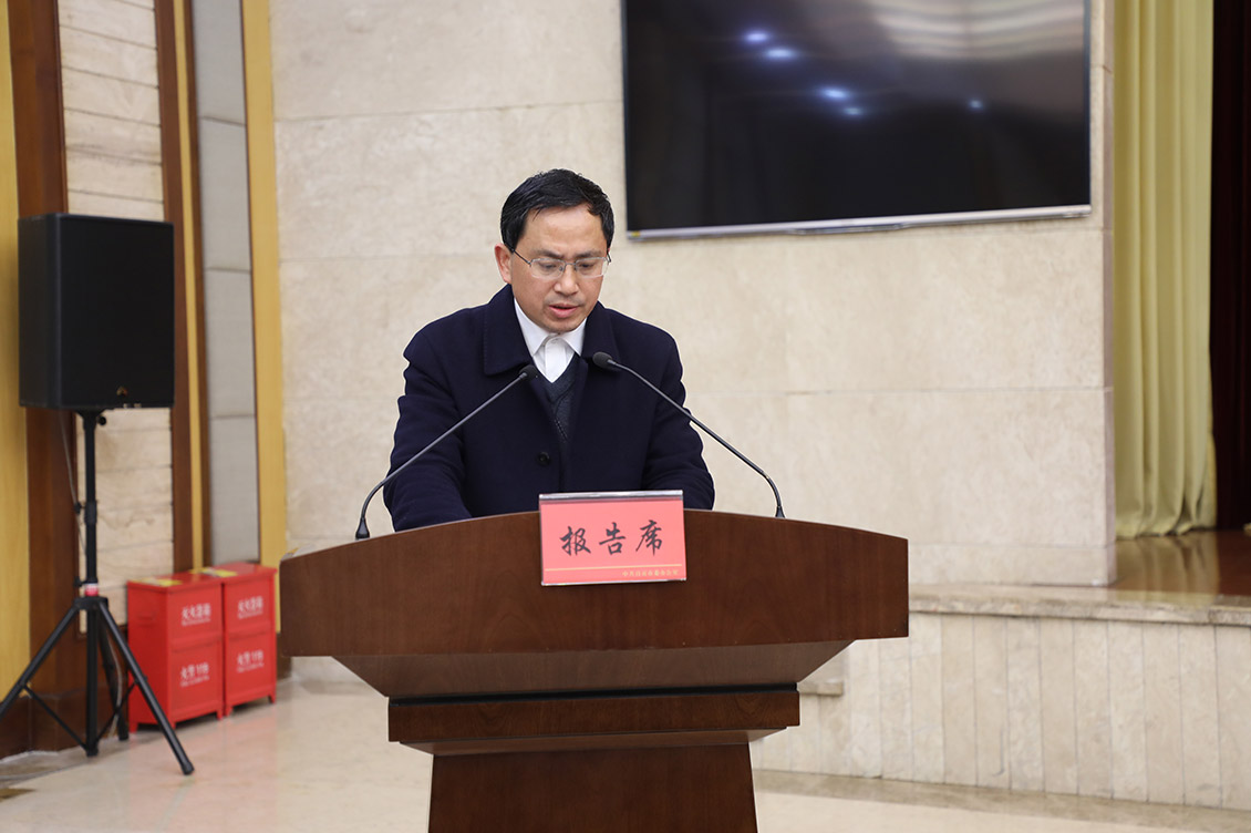 市城乡管理行政执法局党组书记、局长黄万波向全会述责述廉