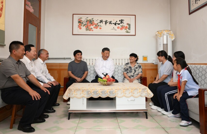 6月24日，中共中央总书记、国家主席、中央军委主席习近平在山东省德州市考察。这是习近平在陵城区边临镇西于架村村民于鑫辉家，同一家人围坐一起拉家常。新华社记者 谢环驰 摄.jpeg