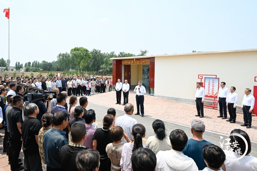 6月24日，中共中央总书记、国家主席、中央军委主席习近平在山东省德州市考察。这是习近平在陵城区边临镇西于架村，同村民们亲切交流。新华社记者 申宏 摄.jpeg