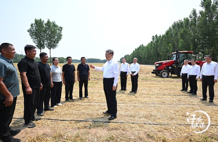 6月24日，中共中央总书记、国家主席、中央军委主席习近平在山东省德州市考察。这是习近平在陵城区边临镇东于架村，走进农田同种粮大户、农机手、农技人员亲切交流。新华社记者 燕雁 摄.jpeg