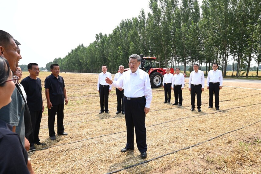 6月24日，中共中央总书记、国家主席、中央军委主席习近平在山东省德州市考察。这是习近平在陵城区边临镇东于架村，走进农田同种粮大户、农机手、农技人员亲切交流。新华社记者 谢环驰 摄.jpeg