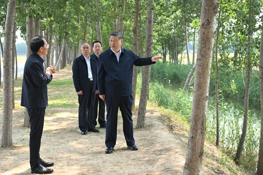 6月24日，中共中央总书记、国家主席、中央军委主席习近平在山东省德州市考察。这是习近平在陵城区边临镇东于架村农田灌渠边察看水肥一体化设施。新华社记者 燕雁 摄.jpeg