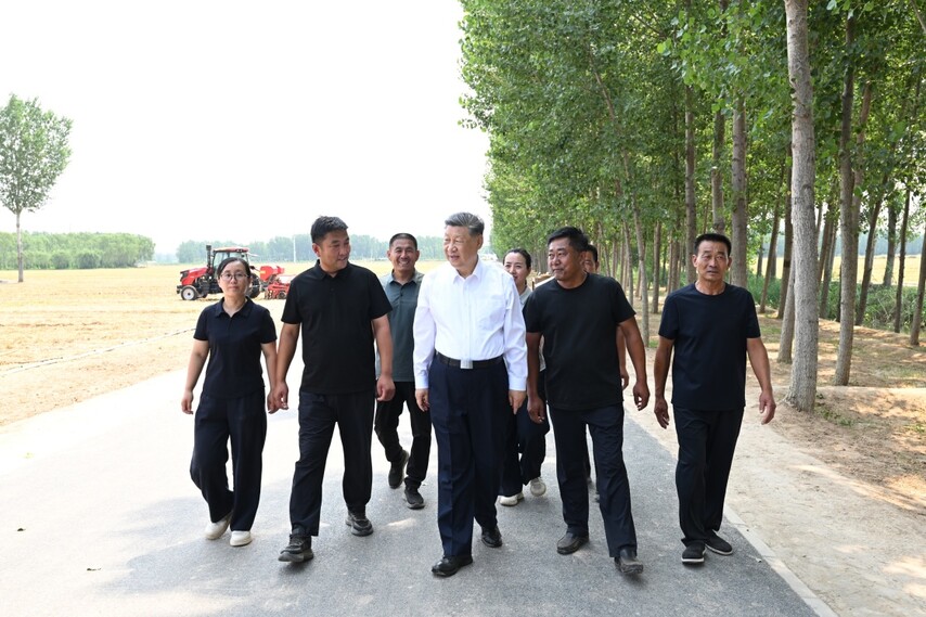 6月24日，中共中央总书记、国家主席、中央军委主席习近平在山东省德州市考察。这是习近平在陵城区边临镇东于架村同种粮大户、农机手、农技人员亲切交流。新华社记者 谢环驰 摄.jpeg